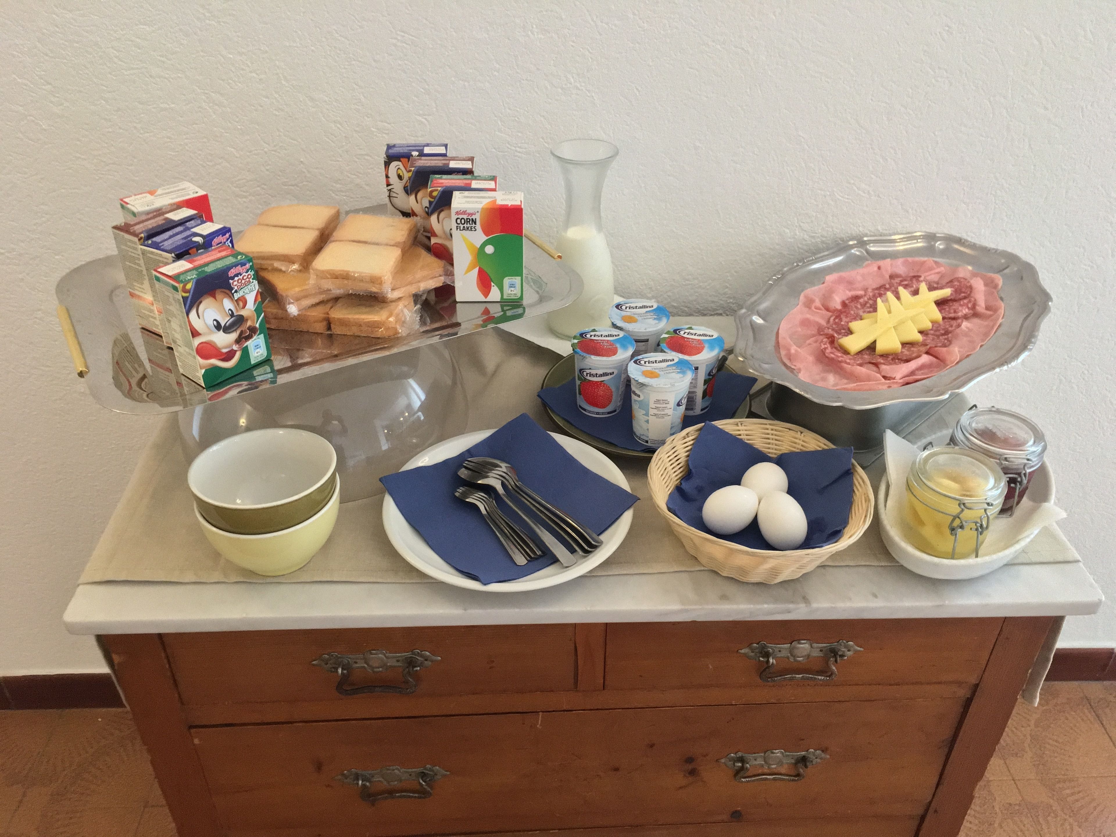 Een ontbijtbuffet met verschillende soorten eten en toevoegingen.