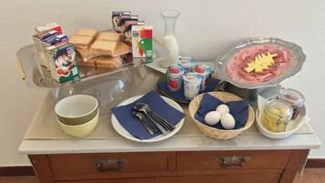 Een ontbijtbuffet met verschillende soorten eten en toevoegingen.