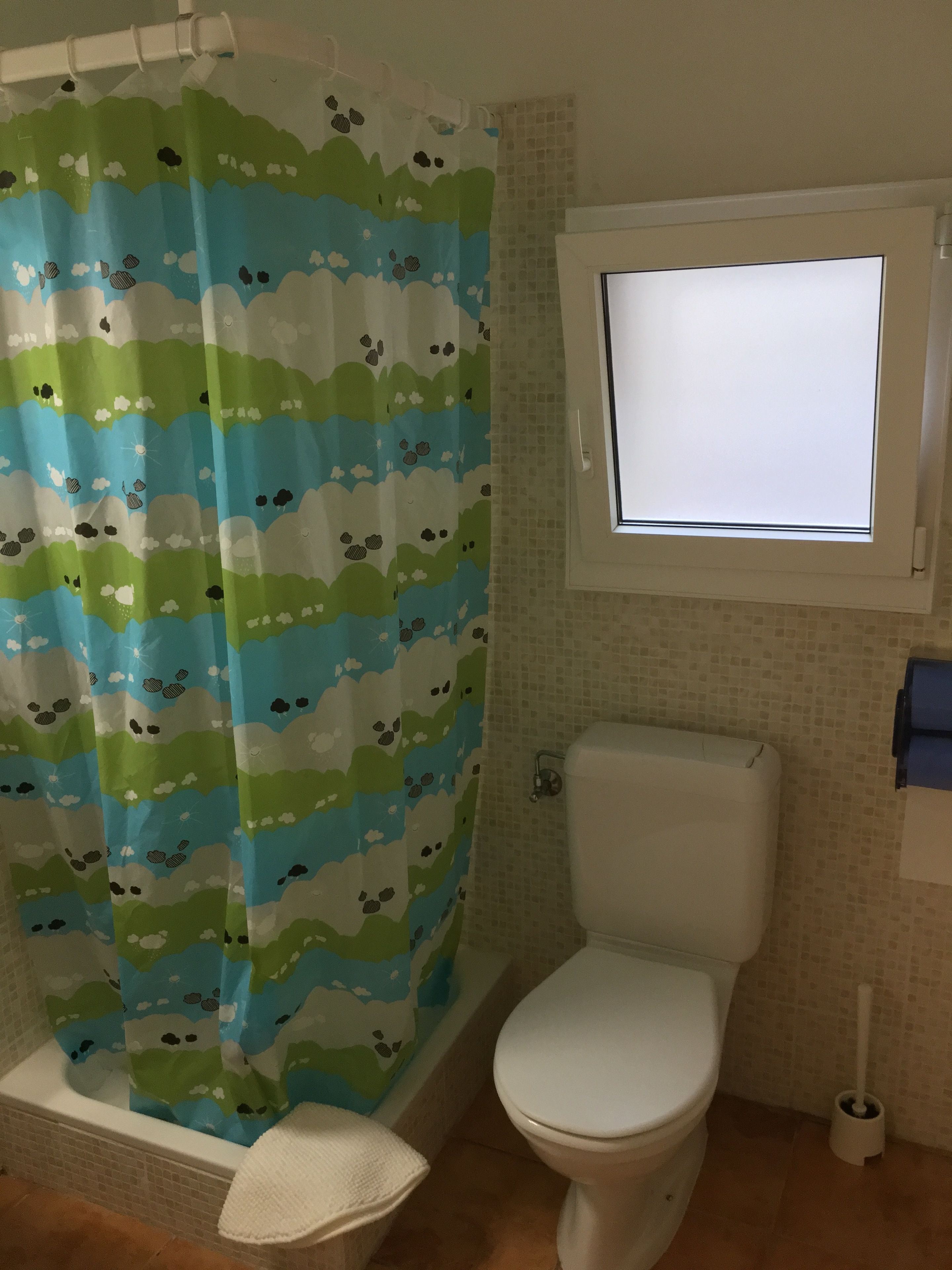 shower, rainfall showerhead, free toiletries, towels