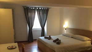 A hotel room with a bed, a desk, and a chair. - Albergo Ristorante Belcantone (Novaggio)