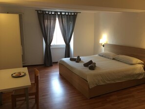 Habitación Confort doble, 1 cama de matrimonio, no fumadores | Ropa de cama de alta calidad, edredones de plumas, escritorio