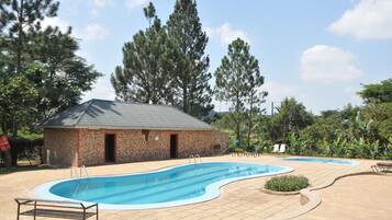 Alberca al aire libre por temporada y camastros