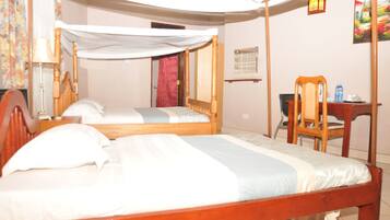 Habitación con 2 camas individuales | Escritorio, camas extra, wifi gratis y ropa de cama