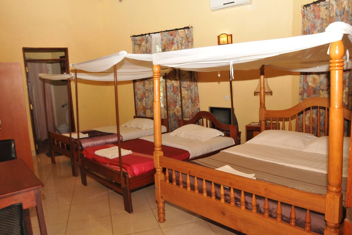 Classic Triple Room | Desk, rollaway beds (surcharge), WiFi (free), bed sheets
