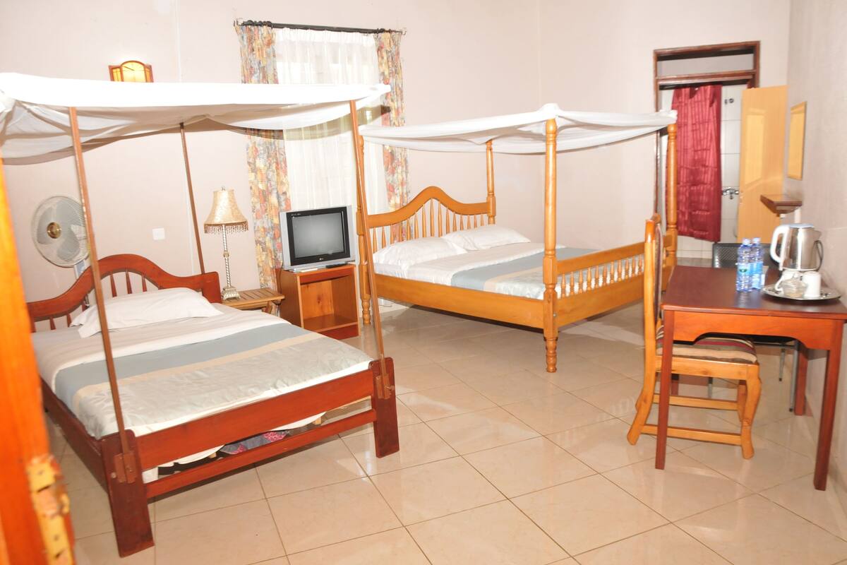 Twin Room | Desk, rollaway beds (surcharge), WiFi (free), bed sheets