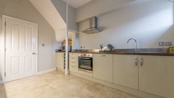 Comfort Apartment, 2 Bedrooms, Non Smoking | Private kitchen | Full-size fridge, microwave, oven, stovetop
