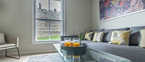 Comfort Apartment, 2 Bedrooms, Non Smoking | 2 bedrooms, individually decorated, individually furnished, desk