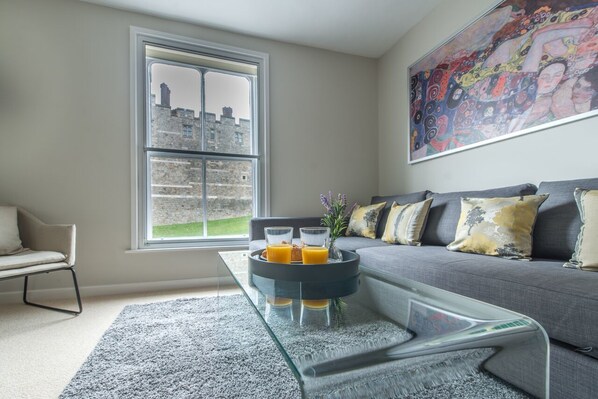 Comfort Apartment, 2 Bedrooms, Non Smoking | 2 bedrooms, individually decorated, individually furnished, desk - Central Apartment Facing Windsor Castle (Windsor)