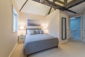 Comfort Apartment, 2 Bedrooms, Non Smoking | 2 bedrooms, individually decorated, individually furnished, desk - Central Apartment Facing Windsor Castle (Windsor)