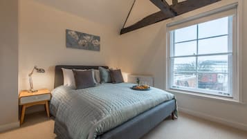Comfort Apartment, 2 Bedrooms, Non Smoking | 2 bedrooms, individually decorated, individually furnished, desk