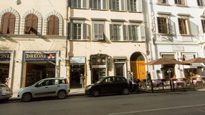 Unclassified image, 4 of 47, button - Kalypso (Florence)