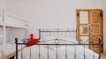Vierbettzimmer | Schreibtisch, Zustellbetten, kostenloses WLAN, Bettwäsche