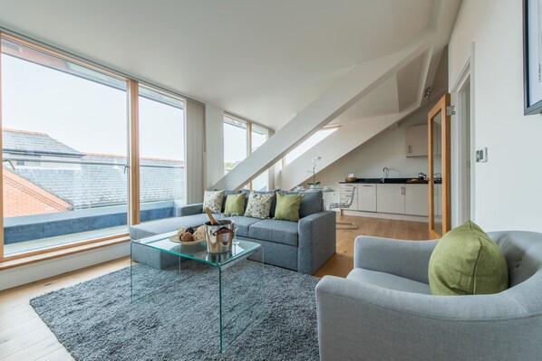 Comfort Apartment, 2 Bedrooms, Non Smoking | 2 bedrooms, individually decorated, individually furnished, desk