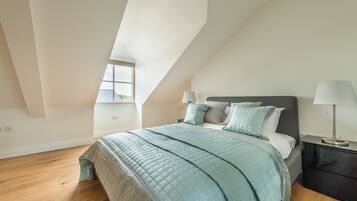 Comfort Apartment, 2 Bedrooms, Non Smoking | 2 bedrooms, individually decorated, individually furnished, desk