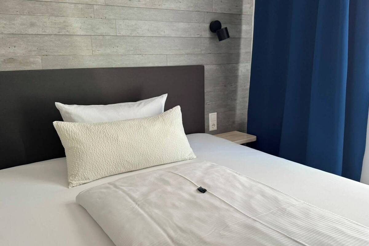 Basic Single Room | Desk, laptop workspace, free WiFi, bed sheets