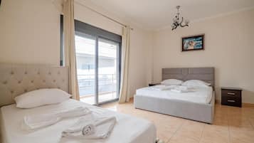 DecoraciĂłn personalizada, muebles diferentes y escritorio