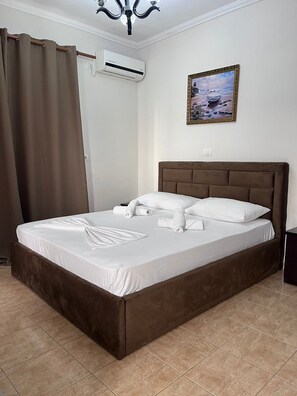 Quadruple Room, Balcony | Individually decorated, individually furnished, desk, laptop workspace - Hotel Primavera (Sarandë)