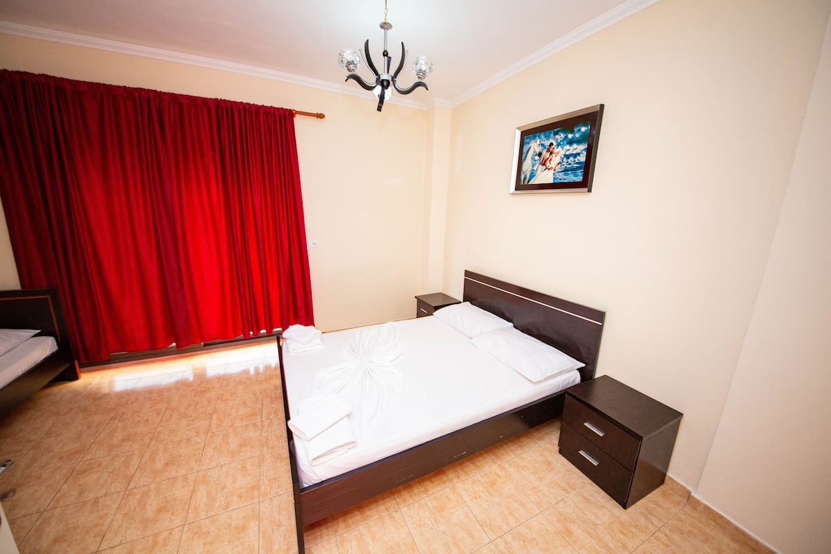 Family Room, Non Smoking, Balcony | Dihias secara berasingan, dilengkapkan perabot secara berasingan, meja