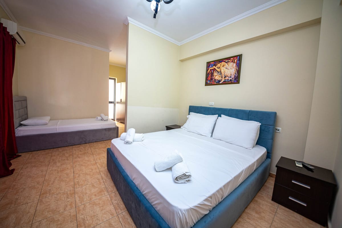 Triple Room, Balcony | Dihias secara berasingan, dilengkapkan perabot secara berasingan, meja