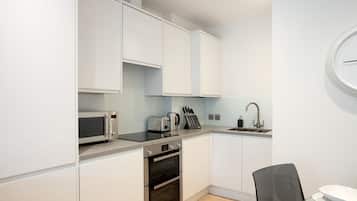 Comfort Apartment, 2 Bedrooms, Non Smoking | Private kitchen | Full-sized fridge, microwave, oven, stovetop