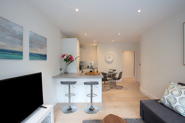 Comfort Apartment, 2 Bedrooms, Non Smoking | 2 bedrooms, individually decorated, individually furnished, desk - Hampden Apartments - The George (Windsor)