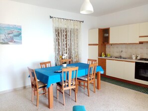 Frigorífic, forn i placa de cuina