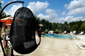 Piscine extérieure (ouverte en saison), parasols de plage