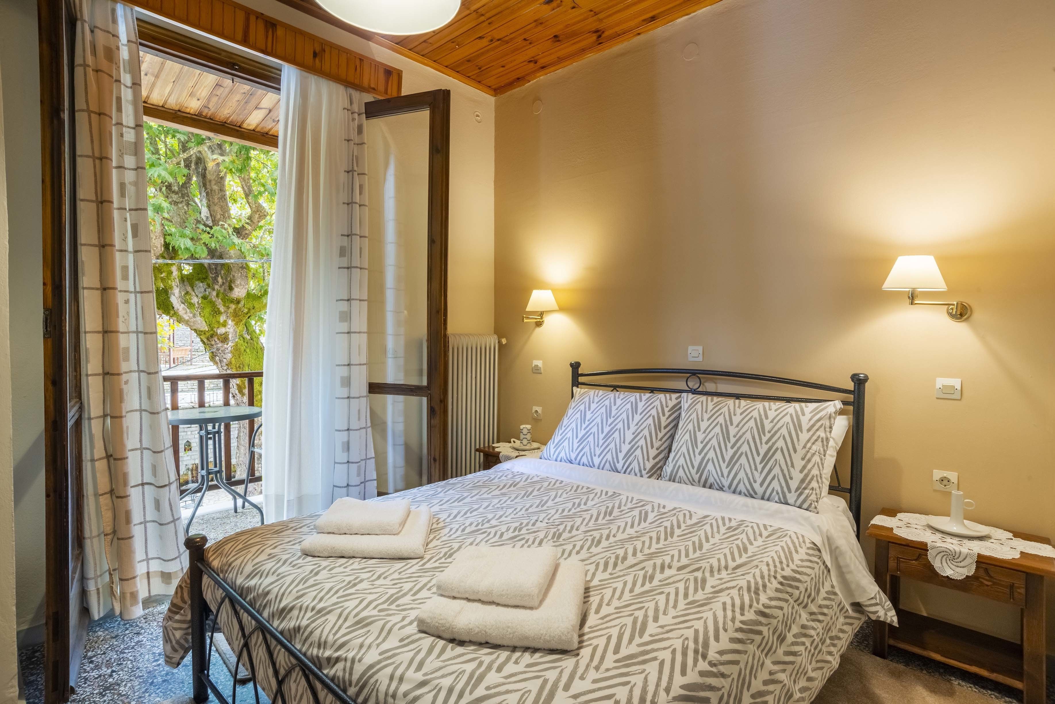 ألحفة محشوة بالريش وأسرّة بطبقة علوية مريحة وستائر تعتيم ومكواة/لوح كي