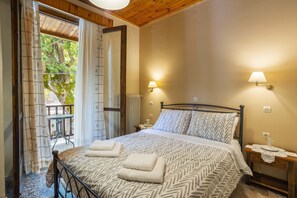 经济双人房 | 羽绒被、加厚床垫、遮光窗帘、熨斗/熨板