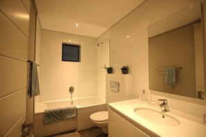 Comfort Apartment | Bathroom | Combined shower/bathtub, deep-soaking bathtub, rainfall showerhead