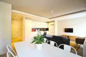 Comfort Apartment | In-room dining - Sloane Square 7 (Cape Town)