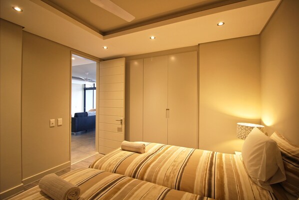 Comfort Apartment | 1 bedroom, desk, iron/ironing board, cots/infant beds - Sloane Square 7 (Cape Town)