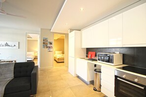 Comfort Apartment | Private kitchenette | Full-sized fridge, microwave, oven, stovetop - Sloane Square 7 (Cape Town)