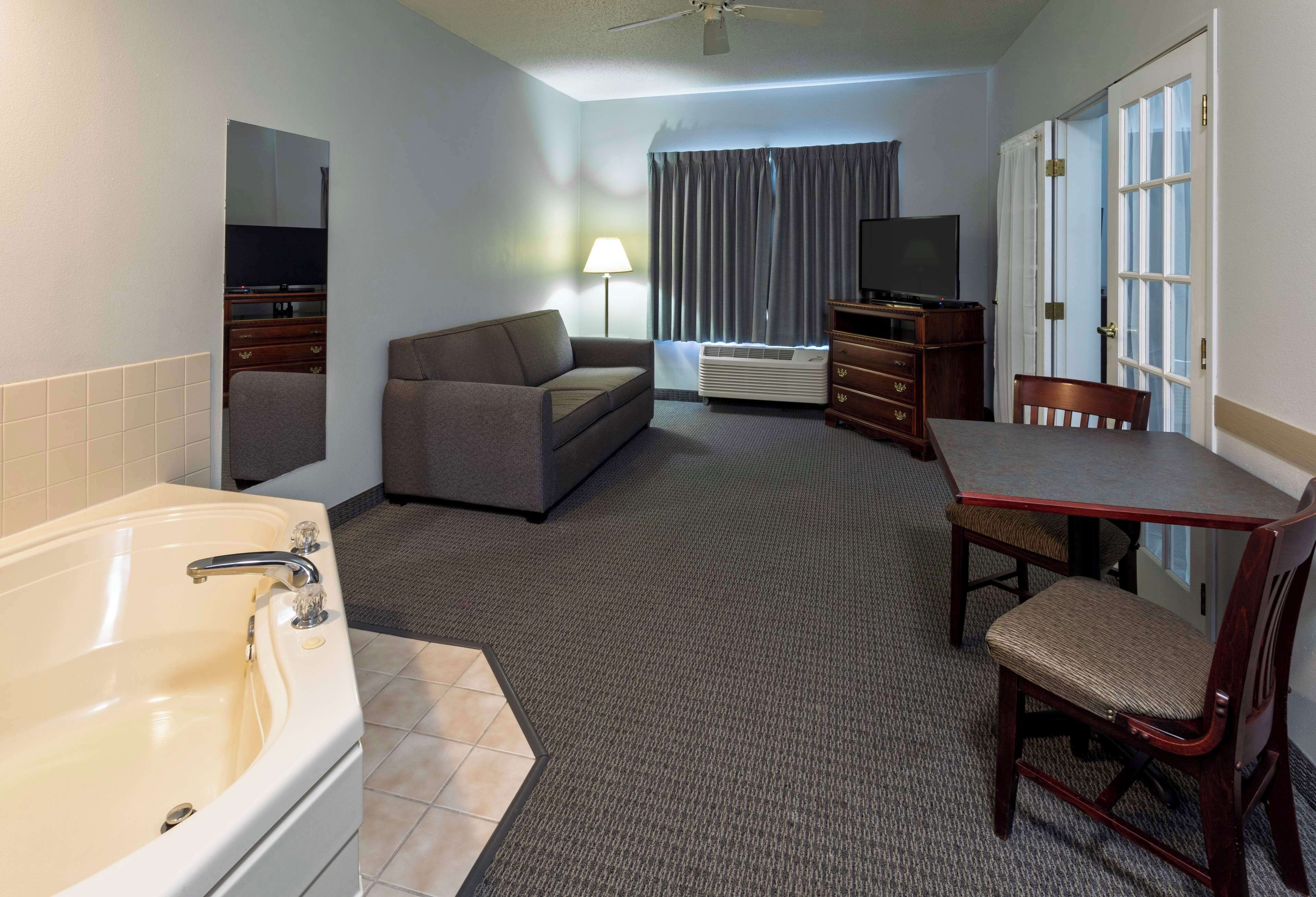 Junior-sviitti | Silitysrauta/-lauta, ilmainen Wi-Fi, vuodevaatteet