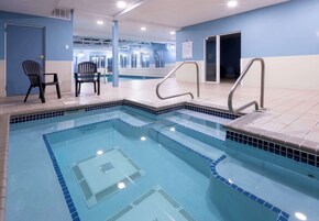 Una piscina cubierta