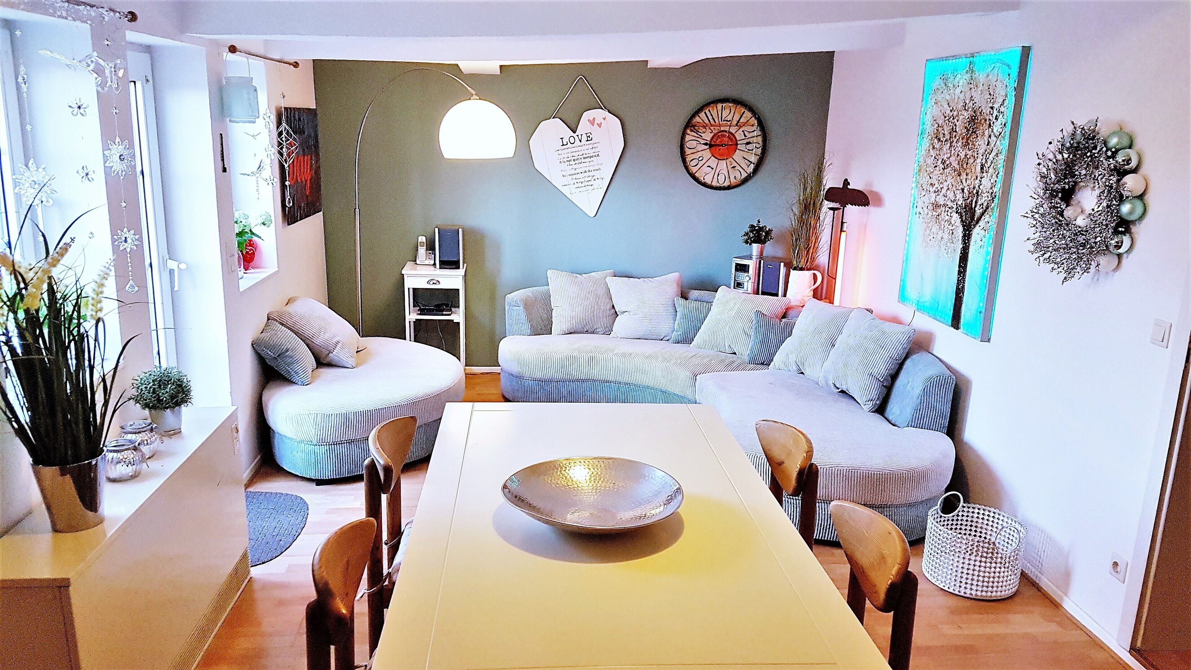 Comfort-Apartment | Wohnbereich | Bücher, Stereoanlage