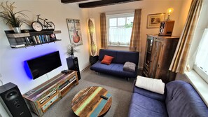 Comfort appartement, op benedenverdieping (Parklife Apartment - PLA 50) | Woonruimte | Boeken en een stereo