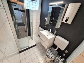 Apartamento conforto, vista para o parque, no piso térreo (Parklife Apartment - PLA 47) | Banheiro | Secador de cabelo, chinelos, toalhas de banho, shampoo