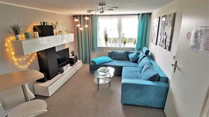 舒适公寓, 公园景观, 一层 (Parklife Apartment - PLA 47) | 起居区 | 书、立体声音响