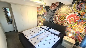 Apartamento conforto, acessível, no piso térreo (Parklife Apartment - PLA 50) | Cofres nos quartos, individualmente decorados