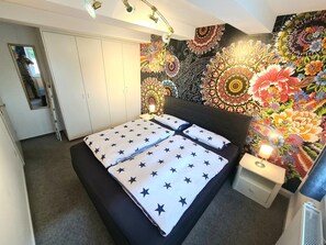 Comfort Apartment, Accessible, Ground Floor (Parklife Apartment - PLA 50) | Peti besi dalam bilik, dihias secara berasingan