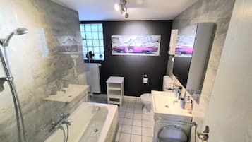 Apartamento conforto, acessível, no piso térreo (Parklife Apartment - PLA 50) | Banheiro | Secador de cabelo, roupões de banho, chinelos, toalhas de banho