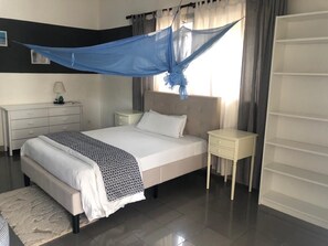 Habitación junior, vistas a la piscina | Sábanas de algodón egipcio, ropa de cama de alta calidad, minibar