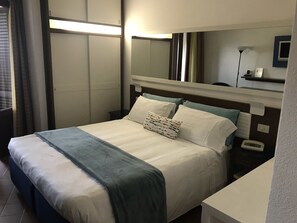 Habitación clásica doble, no fumadores | Caja fuerte, cortinas opacas, wifi gratis y ropa de cama