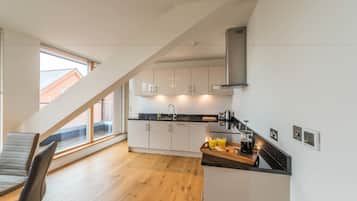 Penthouse | Cocina privada | Refrigerador con congelador, microondas, horno y parrilla de estufa