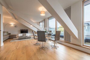 Penthouse | In-room dining - Hampden Apartments - The Victoria (Windsor)