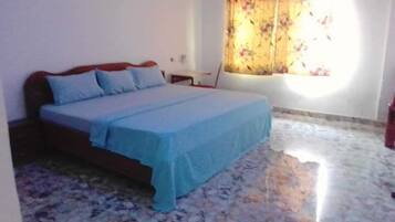 Deluxe Suite | Minibar, desk