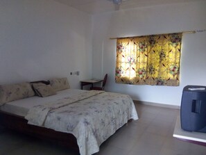 高級套房 | 迷你吧、書桌