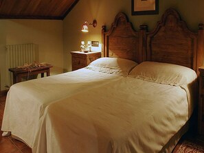 Soundproofing, free cribs/infant beds, rollaway beds, free WiFi - Hotel Casbas (Sabinanigo)