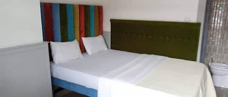 Chambre Double, 1 lit double | Coffres-forts dans les chambres, bureau, fer et planche Ă repasser
